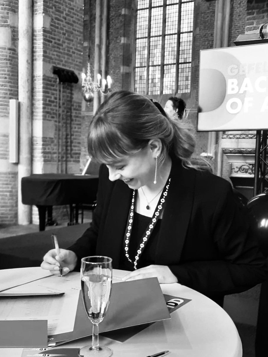 Tekenen van het diploma tijdens de uitreiking